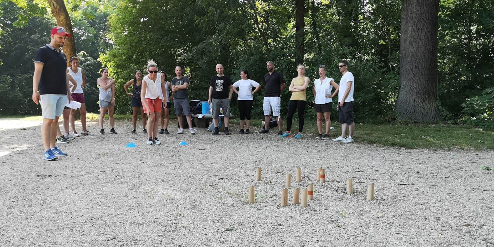 Participants à des olympiades dans le parc du Manoir de La Plume