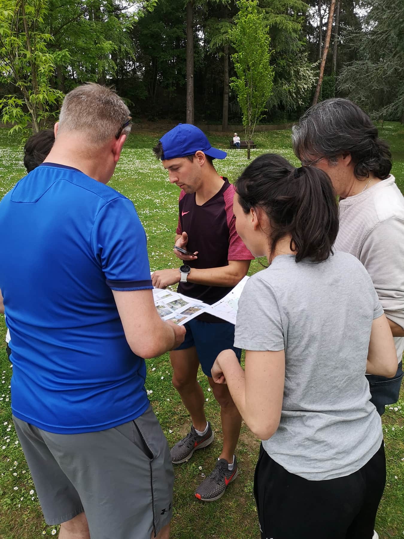 Équipe réunie autour d’un défi d’orientation dans le parc