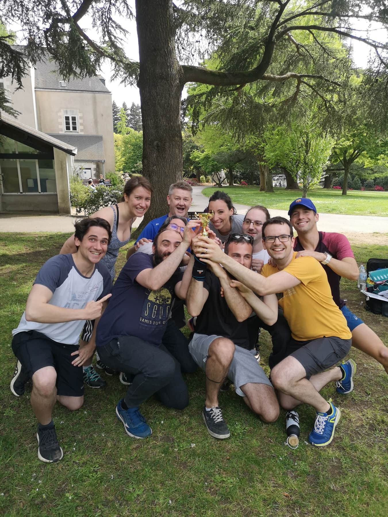 Équipe souriante dans le parc du Manoir après des olympiades