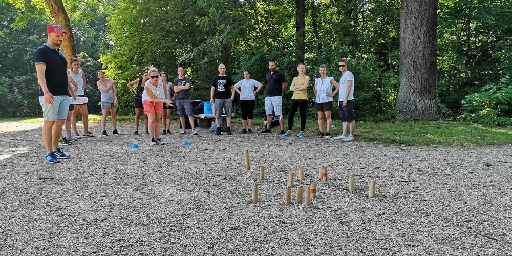Équipe participant à un jeu d’adresse en plein air au Manoir de La Plume